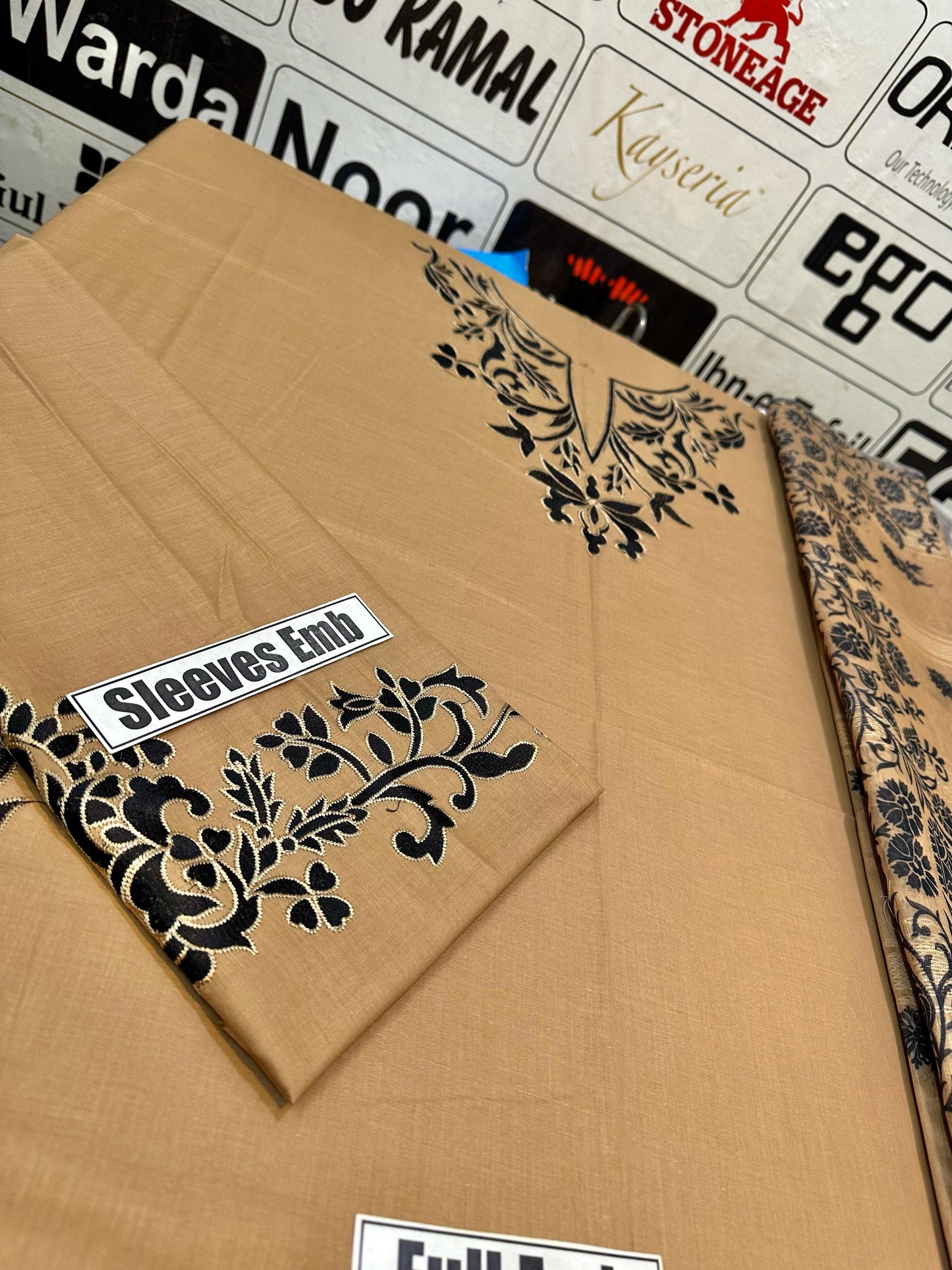 GARNET Embroidered Unstitched Dhanak 3Pc Suit - SL1001